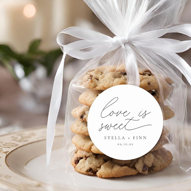 Sticker Rond L'amour du script moderne est Mariage sucré (Modern Script Love Is Sweet Wedding Classic Round Sticker)