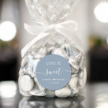 Sticker Rond L'Amour Est Doux Dusty Blue Wedding Favoriser<br><div class="desc">Étiquette bleu poussiéreux pour votre réception de mariage,  les faveurs avec "L'amour est doux" dans une typographie blanche simple et moderne et un élégant script blanc avec des swashes,  vos prénoms unis par un coeur et votre date mariage.</div>