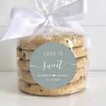 Sticker Rond L'Amour Est Doux Sage Vert Mariage Favoriser<br><div class="desc">Chic sticker vert sauge pour vos bonbons mariages met en vedette "l'amour est doux" en lettres blanches propres et un élégant script blanc avec des swashes,  vos prénoms unis par un coeur et votre date mariage.</div>