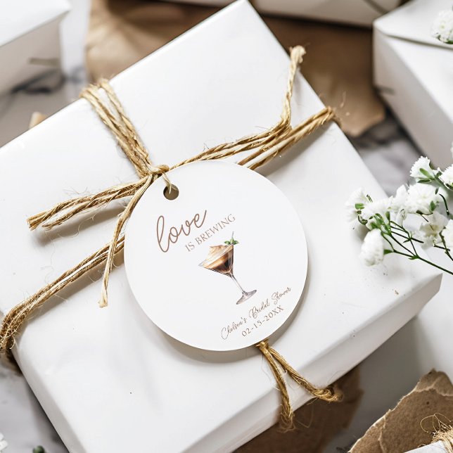 Sticker Rond L'amour est en train de préparer la Fête de Mariag (Love is Brewing Espresso Martini Bridal Shower Round Sticker, Label, Tag, Favor, Brunch, Trendy)