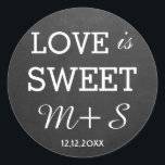 Sticker Rond L'Amour Est Un Mariage Doux Faveurs Chalkboard Mon<br><div class="desc">Carton noir rustique monogrammed mariage faveur autocollants sceaux.Personnalisez avec vos lettres initiales monogramme et la date mariage.</div>