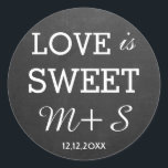 Sticker Rond L'Amour Est Un Mariage Doux Faveurs Chalkboard Mon<br><div class="desc">Carton noir rustique monogrammed mariage faveur autocollants sceaux.Personnalisez avec vos lettres initiales monogramme et la date mariage.</div>
