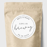 Sticker Rond L'amour minimaliste moderne est de brasser la fave<br><div class="desc">Des autocollants personnalisés pour le café et le thé mariage faveurs avec "l'amour brasse" design moderne minimaliste noir et blanc.</div>