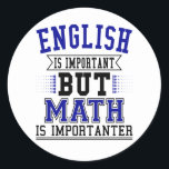 Sticker Rond L'Anglais Est Important, Mais La Mathématiques Est<br><div class="desc">L'Anglais Est Important,  Mais La Mathématiques Est Importante,  Le Jeu</div>