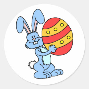Sticker Rond Lapin de Pâques jugeant l'oeuf de pâques coloré