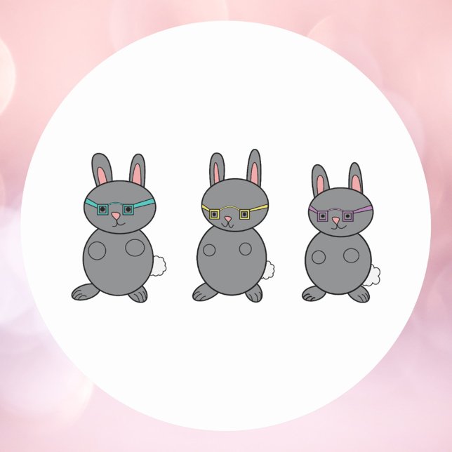 Sticker Rond Lapin gris portant des lunettes (A cute sticker with three gray bunny rabbits wearing glasses.)