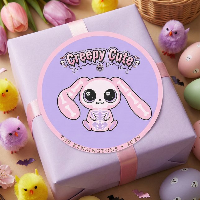 Sticker Rond Lapin Rose Créatif et Mignon Gothique Pastel (Creepy Cute Pink Bunny Lavender Pastel Goth Classic Round Sticker)