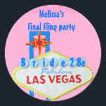 Sticker Rond Las Vegas Final Fling pour la future mariée<br><div class="desc">Les autocollants "dernier fling" ou "bachelorette" de Las Vegas sont amusants à sceller votre enveloppe d'invitation ou à attacher à des tasses, des bouteilles de boisson et des sacs cadeaux. Cette version girly du célèbre panneau d'accueil Las Vegas a un joli arrière - plan rose. Les autocollants mignons aident à...</div>