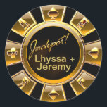 Sticker Rond Las Vegas Jackpot Casino Chip noir/or<br><div class="desc">Ces stickers de jetons de casino amusants Las Vegas "Lucky in Love - Jackpot" sont entièrement personnalisables et parfaits pour ajouter de la pizzazz à vos enveloppes de fête ou de mariage. Utilisez le bouton orange "Customisez-le" ci-dessus pour insérer votre propre texte. Veuillez contacter cheryl@cheryldanielsart.com si vous avez des questions,...</div>