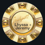 Sticker Rond Las Vegas Jackpot Casino Chip sable/or<br><div class="desc">Ces stickers de jetons de casino amusants Las Vegas "Lucky in Love - Jackpot" sont entièrement personnalisables et parfaits pour ajouter de la pizzazz à vos enveloppes de fête ou de mariage. Utilisez le bouton orange "Customisez-le" ci-dessus pour insérer votre propre texte. Veuillez contacter cheryl@cheryldanielsart.com si vous avez des questions,...</div>