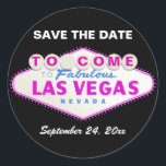 Sticker Rond Las Vegas signe mariage moderne Enregistrer la dat<br><div class="desc">Las Vegas signe destination mariage Save the Date sticker. Ce design personnalisable comprend le célèbre panneau néon et le texte "Welcome to Fabulous Las Vegas,  Nevada" en fuchsia et bleu. Certains éléments sont offerts par anasofiapaixao.</div>
