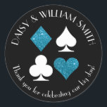 Sticker Rond Las Vegas Thème Custom Text Malibu Blue Parties sc<br><div class="desc">Parties scintillant bleu turquoise et costumes de cartes blanches sont entourés de texte personnalisable,  ce qui rend ces autocollants noirs et ronds parfaits pour toutes sortes de projets et d'occasions. Utilisez-les pour des faveurs étiquettes pour les clients mariages,  pour fermer des enveloppes et plus encore.</div>