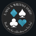 Sticker Rond Las Vegas Thème Custom Text Malibu Blue Parties sc<br><div class="desc">Parties scintillant bleu turquoise et costumes de cartes blanches sont entourés de texte personnalisable,  ce qui rend ces autocollants noirs et ronds parfaits pour toutes sortes de projets et d'occasions. Utilisez-les pour des faveurs étiquettes pour les clients mariages,  pour fermer des enveloppes et plus encore.</div>