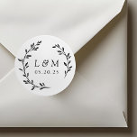 Sticker Rond Laurel Wreath Mariage Monogramme<br><div class="desc">Des autocollants de mariage personnalisés avec une couronne de style rustique et moderne dessinée à la main. Parfait pour décorer annonces mariages,  invitations,  cadeaux,  et plus encore !</div>
