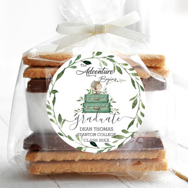 Sticker Rond L'aventure verte commence le voyage Graduation Fav (greenery stacked suitcases adventure begins graduation farewell party round sticker labels favors)
