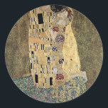 Sticker Rond Le baiser de Gustav Klimt (vers 1908)<br><div class="desc">Une oeuvre d'art classique qui est passée dans le domaine public et fait des cadeaux merveilleux et d'autres produits. L'une des oeuvres les plus célèbres de Gustav Klimt, The Kiss, est ornée de feuilles d'or et s'inspire du style orné des mosaïques anciennes. Klimt (1862-1918) fut l'un des principaux membres du...</div>