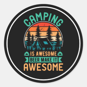 Sticker Rond Le camping est génial, la bière le rend encore mei