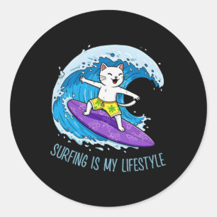 Sticker Rond Le chat surfe sur une vague - Le surf est mon styl