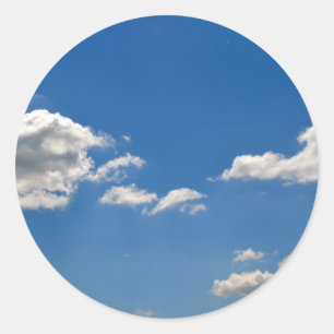 Sticker Rond Le ciel est bleu et les nuages blancs passent