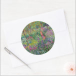 Sticker Rond Le Jardin Iris De Giverny By Claude Monet<br><div class="desc">Le jardin d'Iris à Giverny peint par Claude Monet. Vers 1900. Cette image est du domaine public.</div>