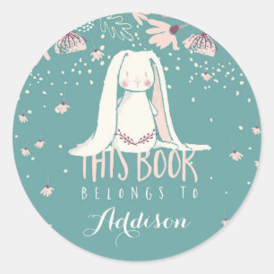 Sticker Rond Le lapin et les fleurs blancs ce livre appartient