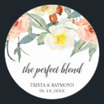 Sticker Rond Le Mélange Parfait Peach Floral Wedding Favoriser<br><div class="desc">Baguettes de faveur de mariage botanique avec une bordure supérieure composée de roses aquarellés en pêche, blanc et beige avec feuilles. Ci-dessous se trouve le message, "The Perfect Blend" dans une épaisse écriture manuscrite et vos noms et date dans une police serif. Ces autocollants sont parfaits pour un mariage de...</div>