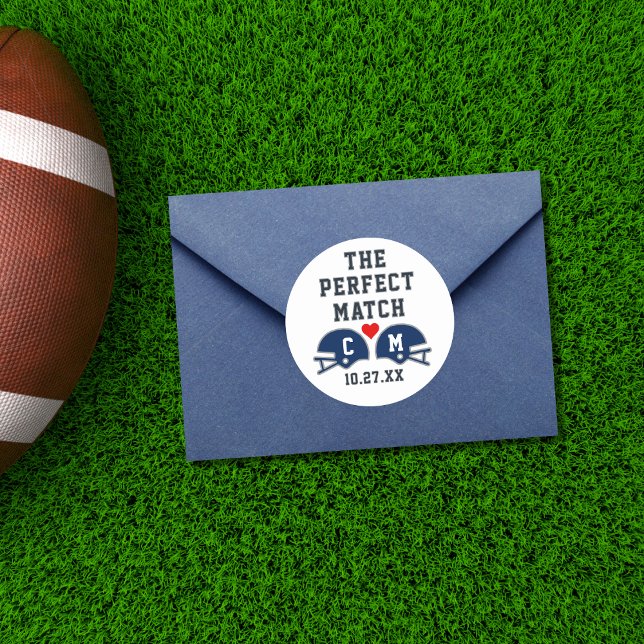 Sticker Rond Le Monogramme Parfait Mariage de football (Top view stadium romance football wedding monogram envelope seal sticker
)