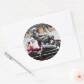Sticker Rond Le père noël dans le sidecar de moto (Enveloppe)