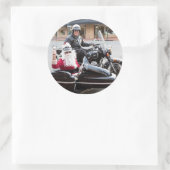 Sticker Rond Le père noël dans le sidecar de moto (Sac)