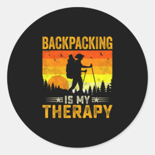 Sticker Rond Le sac à dos est une thérapie - camping extérieur 