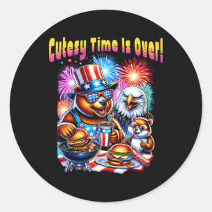 Sticker Rond Le Temps Drôle Des Cutesy Est Au-Dessus Des Animau