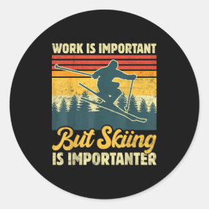 Sticker Rond Le travail est important mais le ski est plus impo