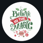 Sticker Rond Le Typographe du Magic Christmas<br><div class="desc">Stickers avec une jolie illustration. Texte dit Croire à la magie en lettres fantaisistes. Décoré de boules de noël.</div>