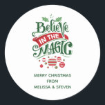 Sticker Rond Le Typographe du Magic Christmas<br><div class="desc">Stickers avec une jolie illustration. Texte dit Croire à la magie en lettres fantaisistes. Décoré de boules de noël.</div>