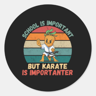 Sticker Rond L'École De Carotte Rétro Est Important Karaté Est