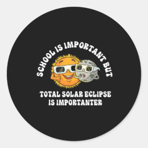 Sticker Rond L'École Est Importante, Mais L'Éclipse Solaire Est
