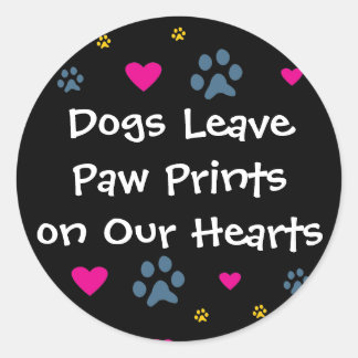 Sticker Rond Les chiens laissent des Empreintes de pattes sur n