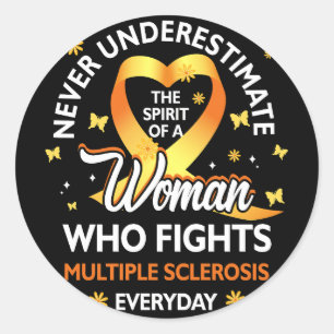 Sticker Rond Les Femmes Ne Sous-Estiment Jamais Qu'Une Femme Se