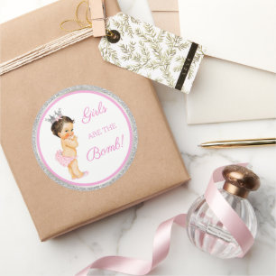 Sticker Rond Les filles sont la bombe ! Bain Cadeau Etc Rose Ar