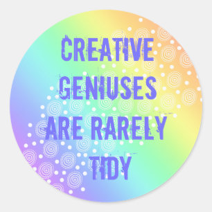 Sticker Rond Les génies créatifs sont rarement Tidy Rainbow Sti