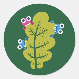 Sticker Rond Les insectes mignons mangent la feuille verte