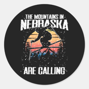 Sticker Rond Les montagnes du Nebraska appellent drôle de ski