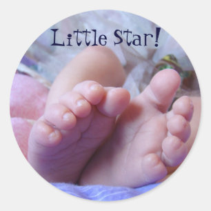Sticker Rond Les pieds de bébé botte le nouveau bébé