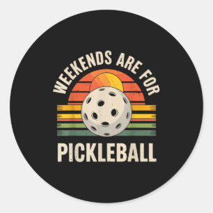 Sticker Rond Les week-ends sont pour le pickleball drôle pickle