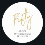 Sticker Rond Lettre dorée Cinquante 50e Anniversaire Favor Merc<br><div class="desc">Cette simple autocollante de remerciement personnalisée ajoutera un détail élégant à votre jour spécial. Ce design présente une lettre de script moderne "Cinquante" avec du texte personnalisé. Les invitations d'anniversaire 50 ans et les fournitures de fête assorties sont disponibles dans ma boutique BaraBomDesign.</div>