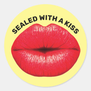 STICKER ROND LÈVRES CHAUDES ROUGES, SÉPARÉES D'UN BÂTIMENT KISS