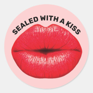 STICKER ROND LÈVRES CHAUDES ROUGES, SÉPARÉES D'UN BÂTIMENT KISS