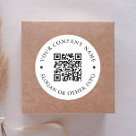 Sticker Rond Lien du site Web Code QR Nom commercial minimal<br><div class="desc">Simple autocollant d'entreprise avec votre lien de site Web de code QR. Pour une personnalisation plus avancée de cette conception,  cliquez sur le BOUTON OUTIL DESIGN BLEU ci-dessus ! Des articles correspondants sont également disponibles.</div>