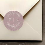 Sticker Rond Ligne rose Art Botanique Mariage de couronne Monog<br><div class="desc">Autocollants monogrammes mariages sur mesure avec élégante couronne botanique beige blanc dessinée à la main avec initiales du couple et date mariage sur arrière - plan rose mauve. Parfait pour le mariage,  sauvez les dates,  enveloppes,  emballages de mariage et plus encore.</div>