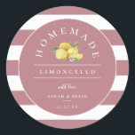 Sticker Rond Limoncello moderne Dusty Stripe Rose<br><div class="desc">Le limoncello chic moderne favorise les autocollants. Caractéristiques de design,  citrons et feuilles aquarellés,  rose poussiéreux et lignes de texte motif rayé blanc et arrière - plan et modèle pour votre nom et la date de l'événement.</div>